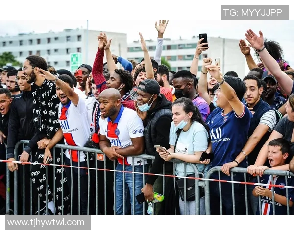 客场魅力四射的足球明星们如何赢得球迷的热爱与支持